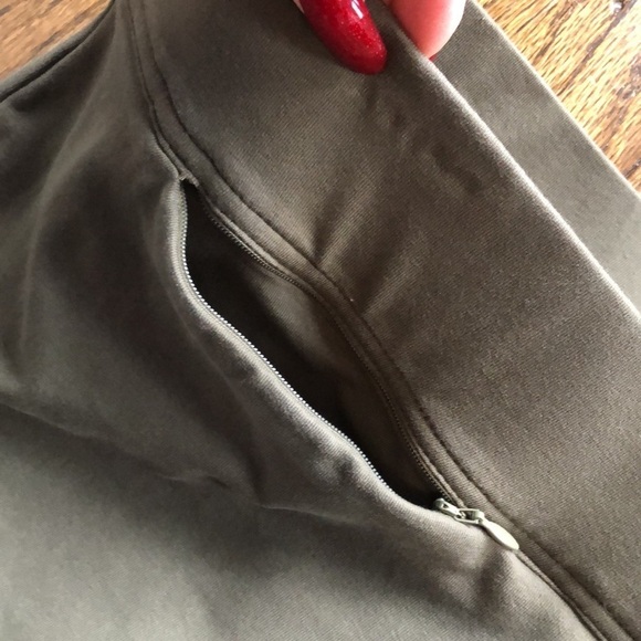 Lands’ End Olive Comfy Thick Waistband Stretch Capri Joggers - Picture 3 of 4